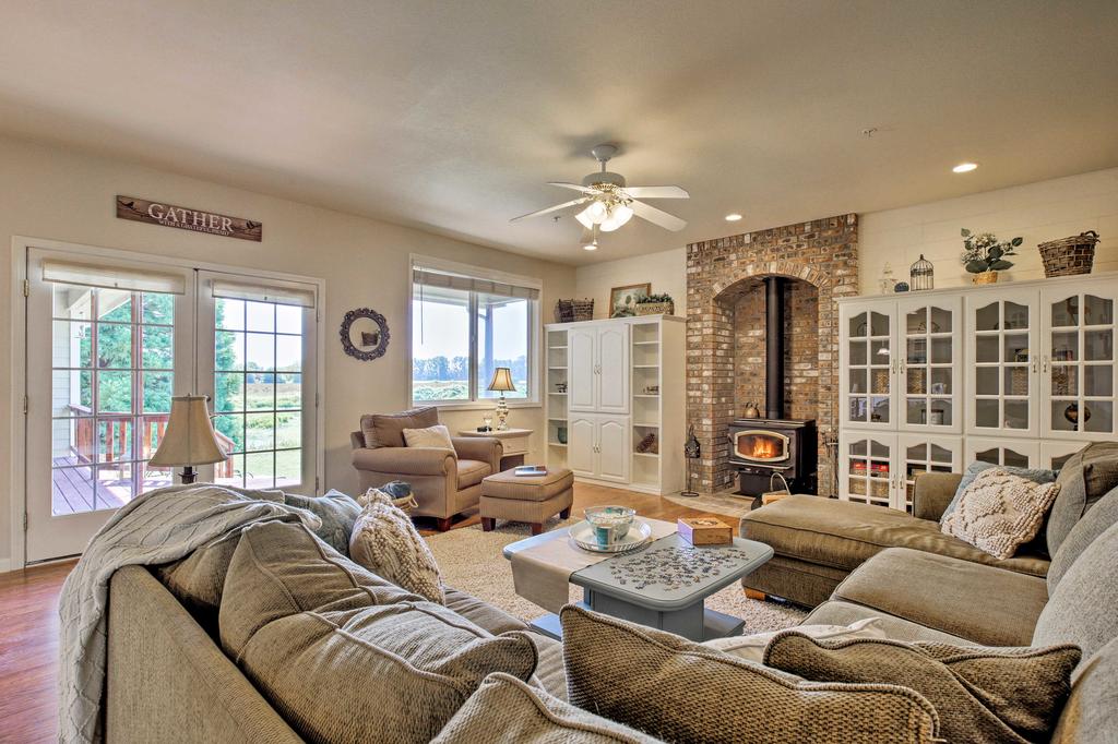 McMinnville Wine Country Home W/ Hot Tub+Deck - thumb 2