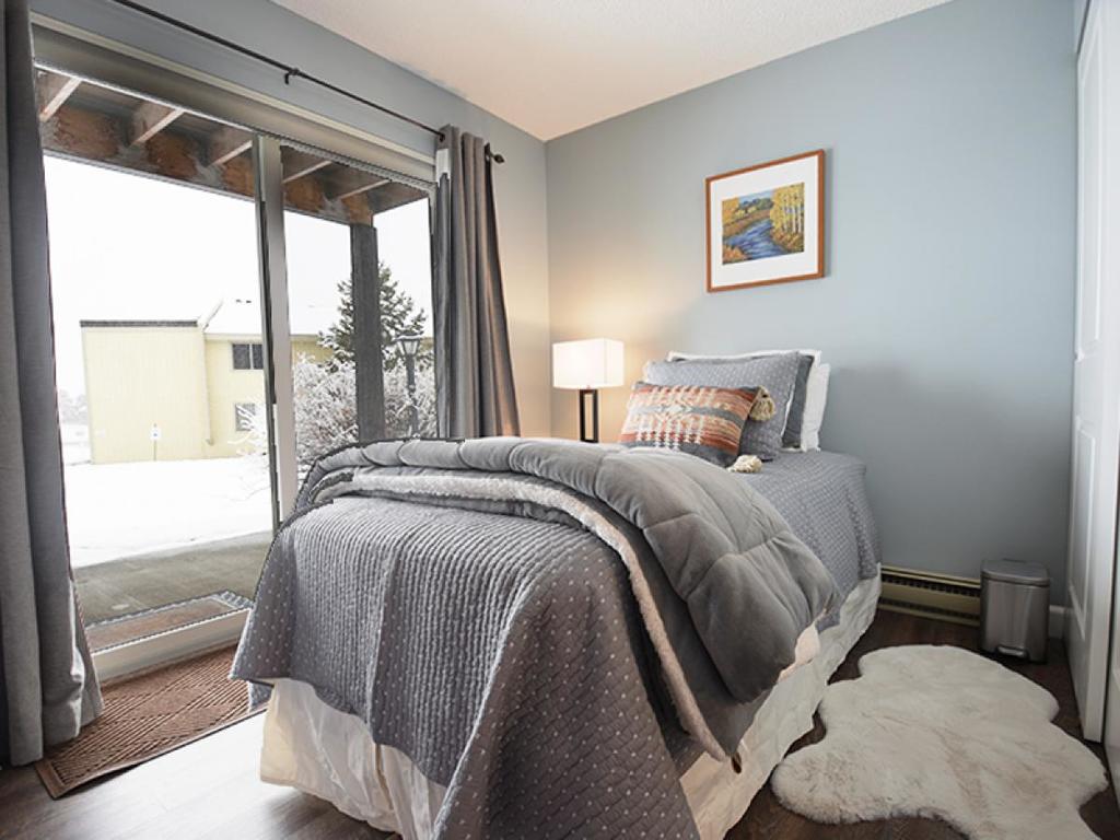 Meadowridge Court 19 Unit 1 - thumb 2