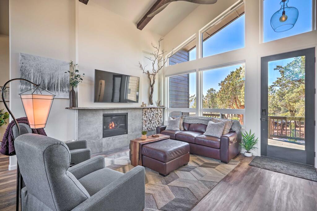 Mid-Century Modern House With Deck And Mountain Views! - thumb 3