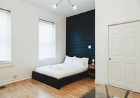 Modern Artistic Apartment minutes from Downtown Tourism Bookings