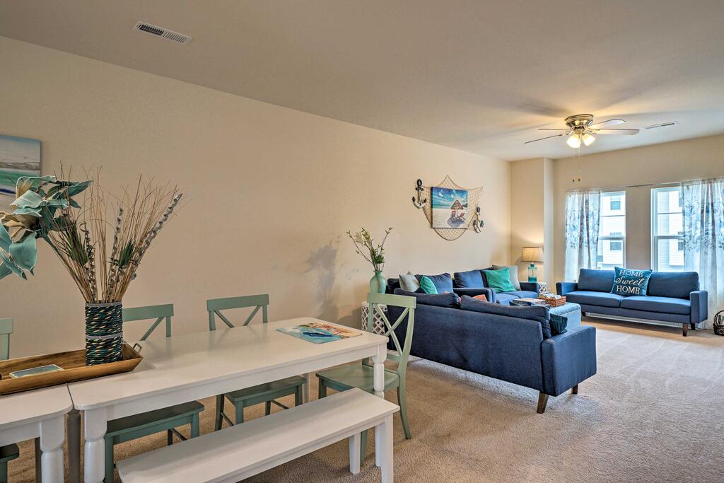 Modern Coastal Condo W/Patio: 1 Mi To Beaches - thumb 3