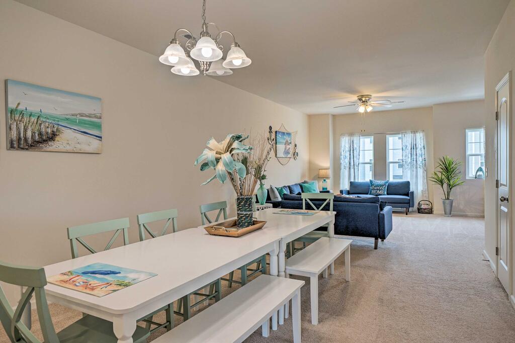 Modern Coastal Condo W/Patio: 1 Mi To Beaches - thumb 1