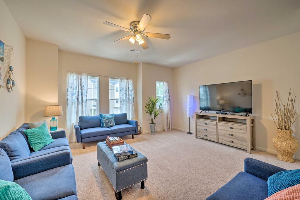 Modern Coastal Condo W/Patio: 1 Mi To Beaches - thumb 0
