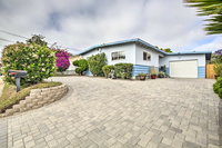 Modern Coastal Home - 1 Mile to Beach  Town Tourism Bookings