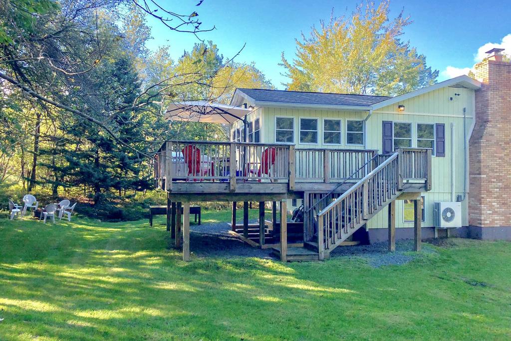 Modern Corner Lot Home Mins To Pocono Attractions! - thumb 1