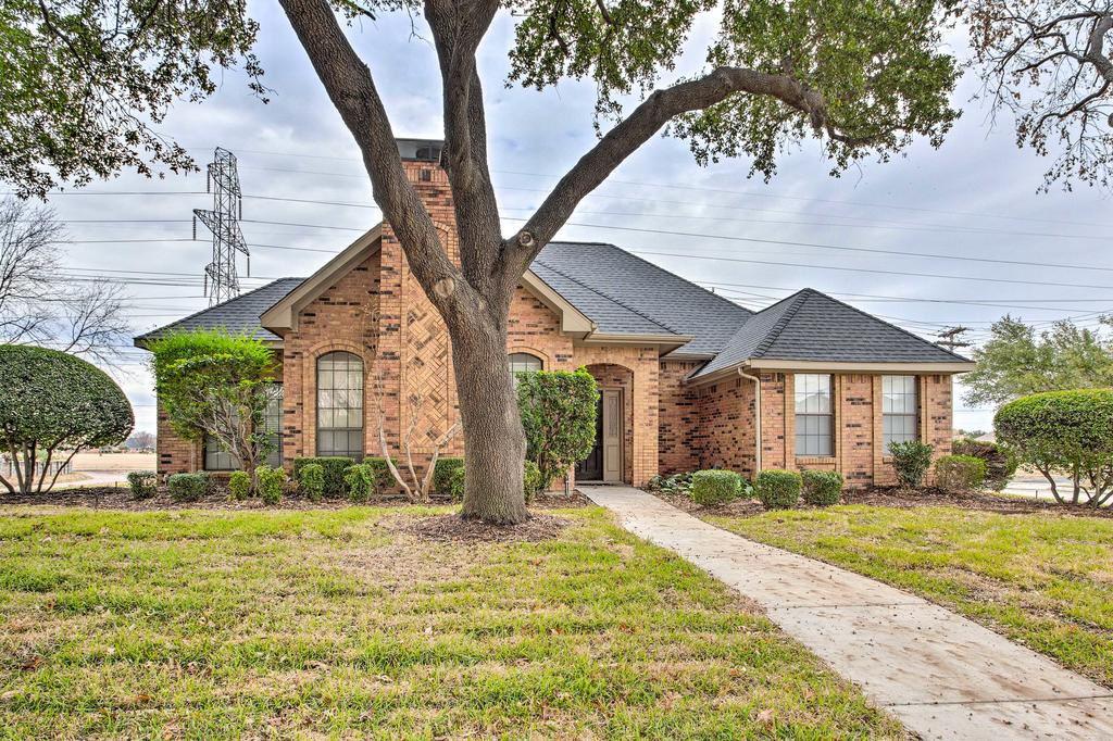 Modern Family Home; Shop, Dine & Visit Dallas - thumb 1