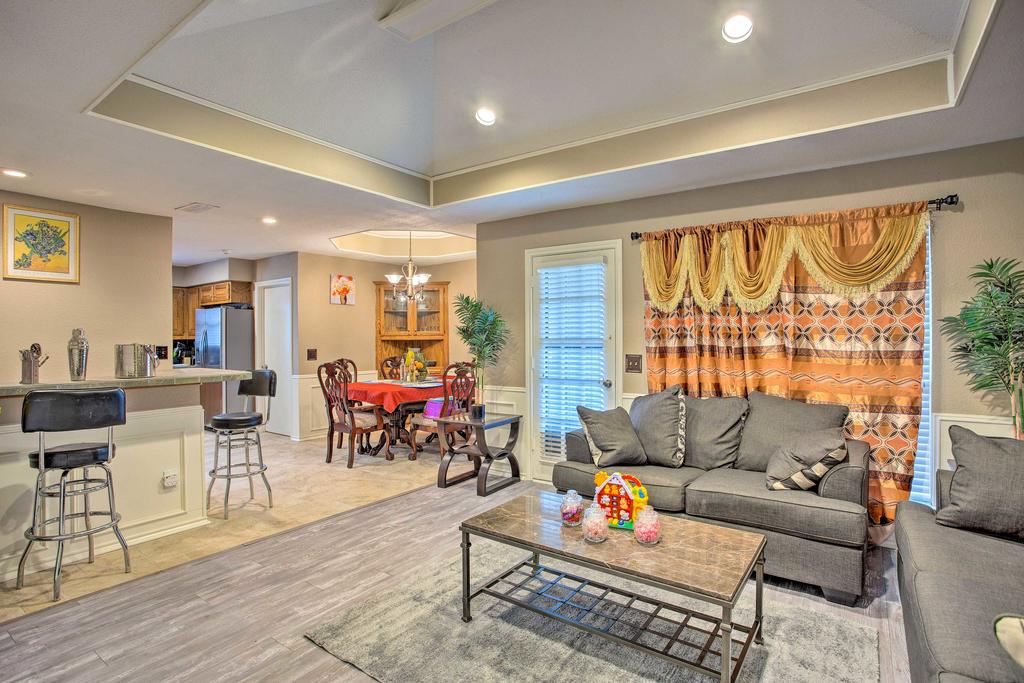 Modern Family Home; Shop, Dine & Visit Dallas - thumb 2