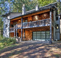 Modern Harstine Island Hideaway with Water Views - Tourism Bookings