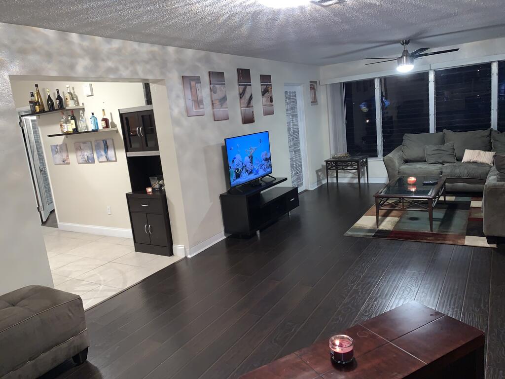 Modern Home On The Water With Private Pool - thumb 3