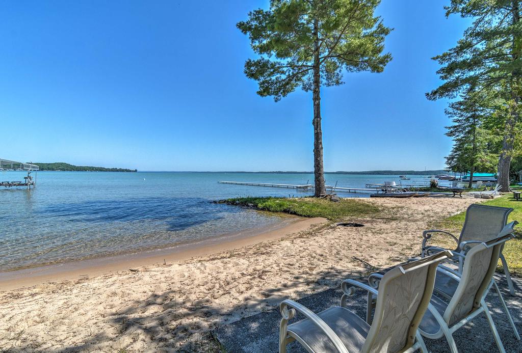 Modern Torch Lake Cottage With Dock And Fire Pit! - thumb 0