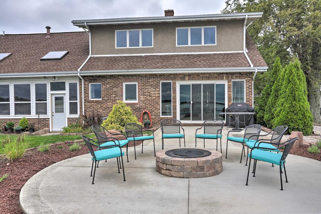 Modern Waterfront Home With Patio, Fire Pit & Dock - thumb 1