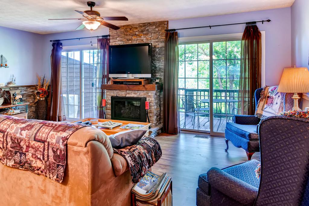 Mountainside Retreat - Stunning Watauga Lake Views - thumb 3