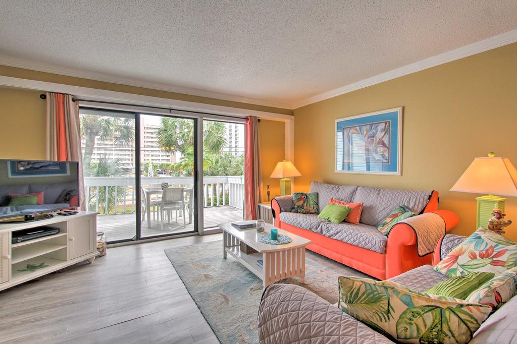 Navarre Townhome With Deck & Pool -Walk To The Beach! - thumb 3