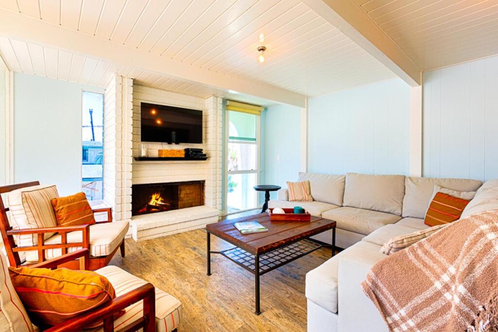 NB-126B - Modern Newport Beach Condo - thumb 2