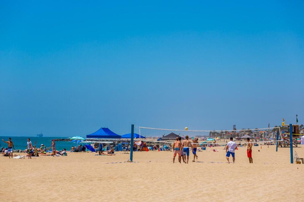 NB-126B - Modern Newport Beach Condo - thumb 1