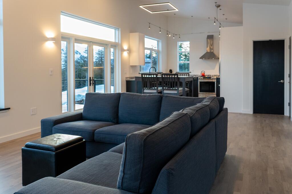 New Custom Built Mountain View Retreat - Juneau - thumb 3