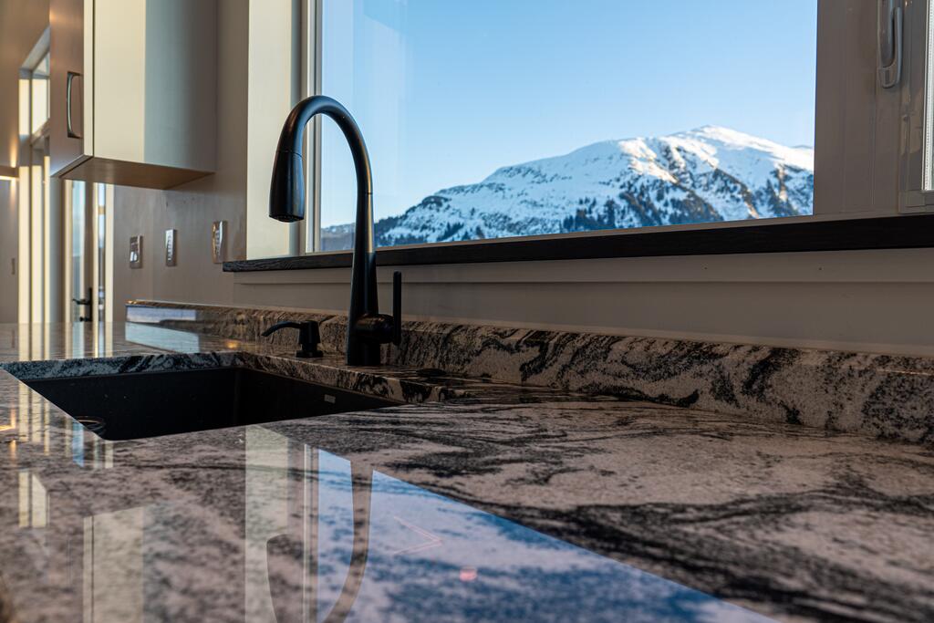 New Custom Built Mountain View Retreat - Juneau - thumb 1