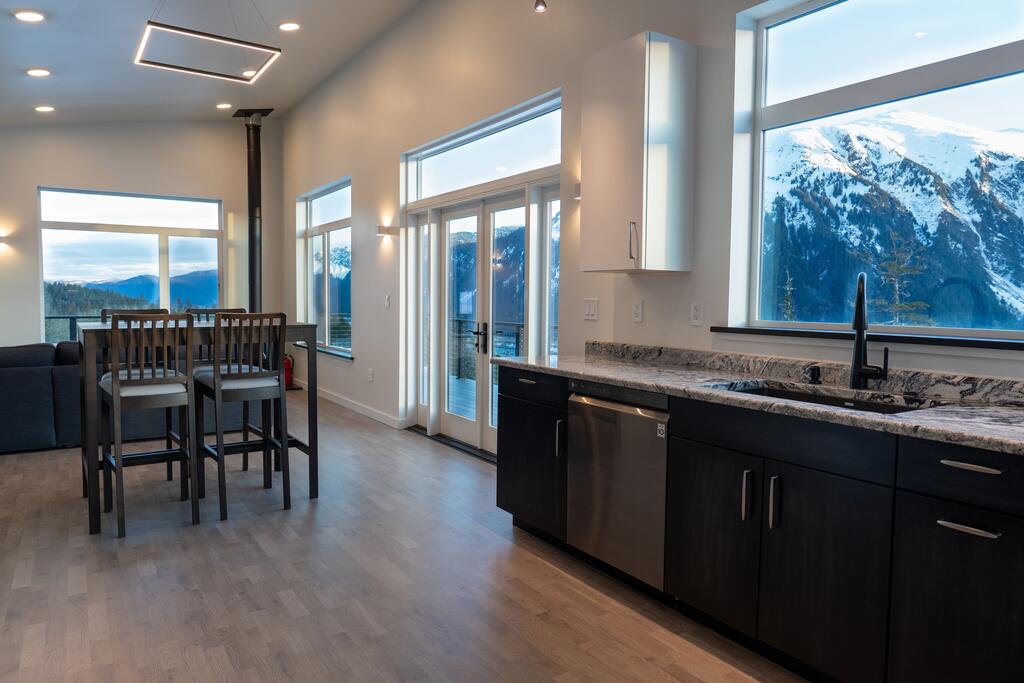 New Custom Built Mountain View Retreat - Juneau - thumb 2