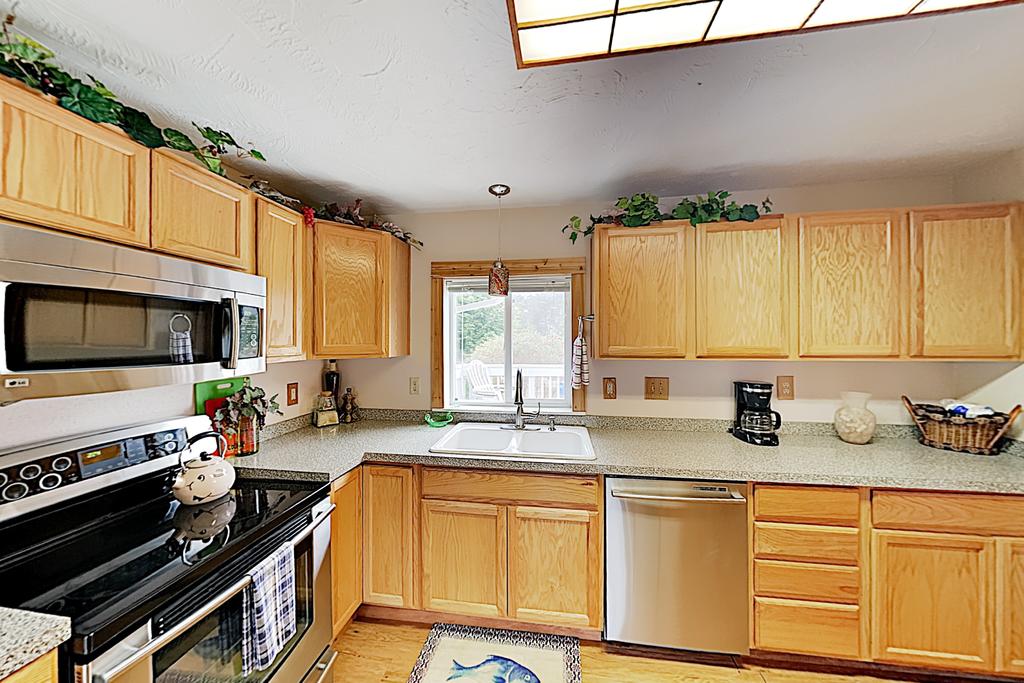 New Listing! Chateau Serenity W/ Decks, Firepit Home - thumb 1