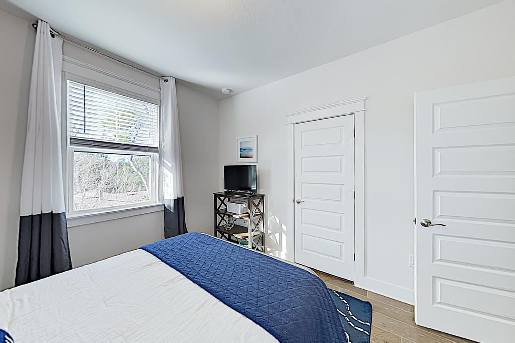 New Listing! Coastal Paradise - Walk To Beach Home - thumb 2