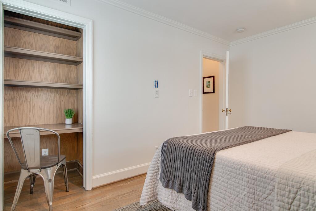 New Listing! Remodeled Getaway In Eclectic Enclave Home - thumb 1