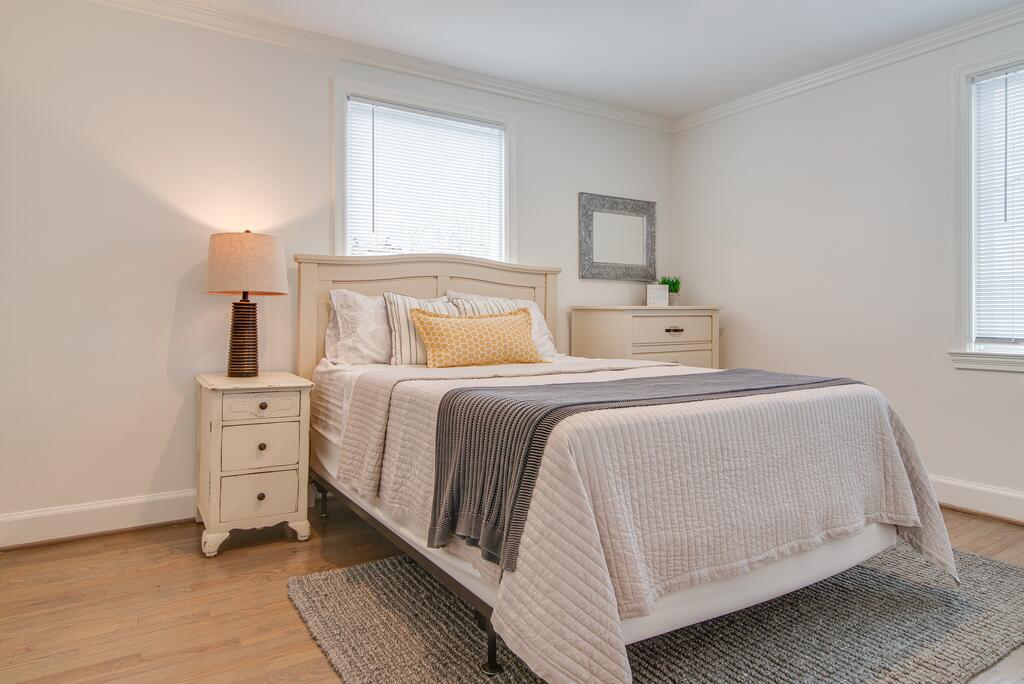 New Listing! Remodeled Getaway In Eclectic Enclave Home - thumb 3