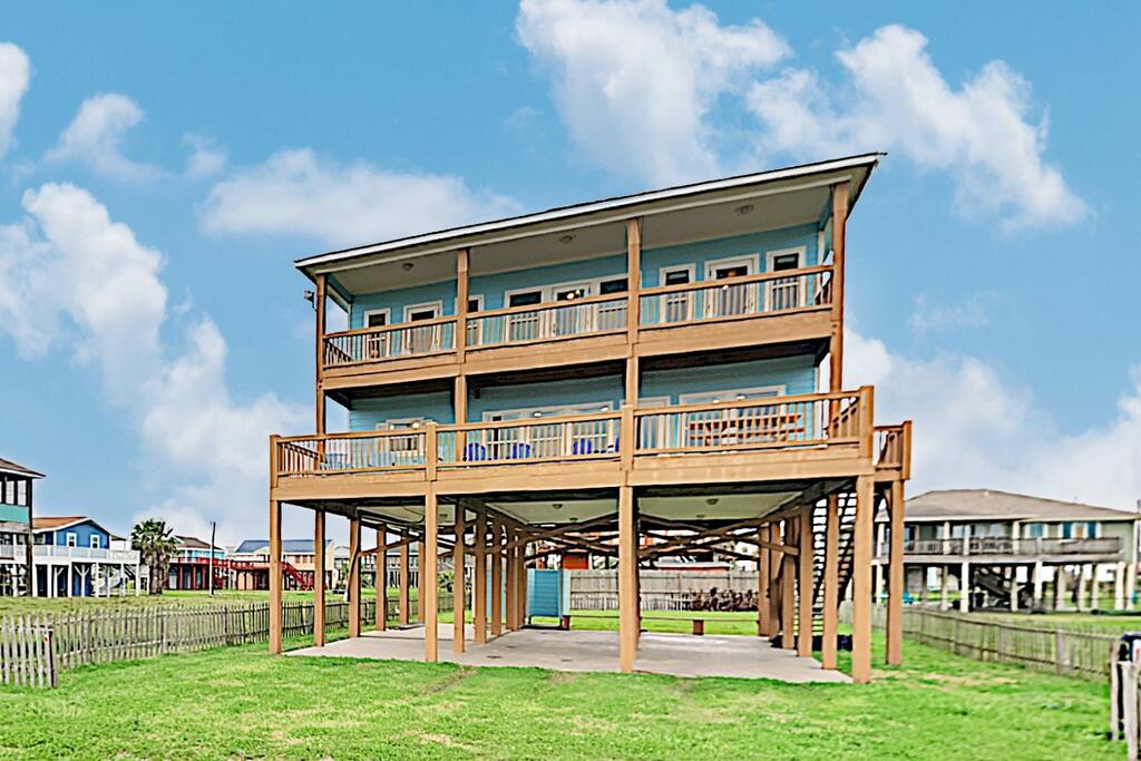 New Listing! Spacious Retreat W/ Gulf-View Deck Home - thumb 2