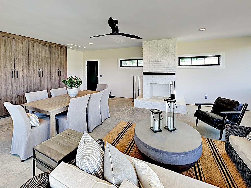 New Listing! Stunning Ranch Home On 10-Acre Farm Home - thumb 3