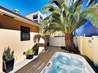 New Listing Ventura Gem - 200 Yards To Beach Duplex Tourism Bookings