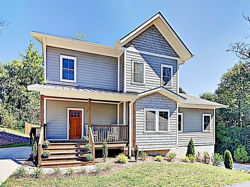 New Listing! Weavervilla: A Modern Lake Louise Gem Home - thumb 0