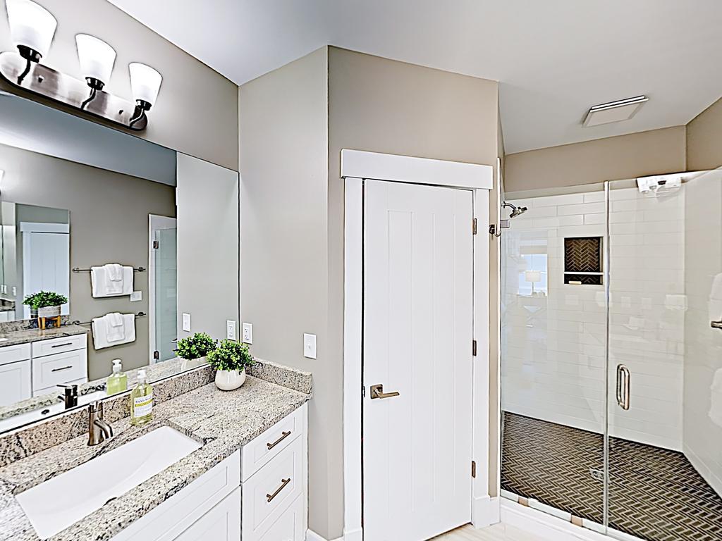 New Listing! Weavervilla: A Modern Lake Louise Gem Home - thumb 3