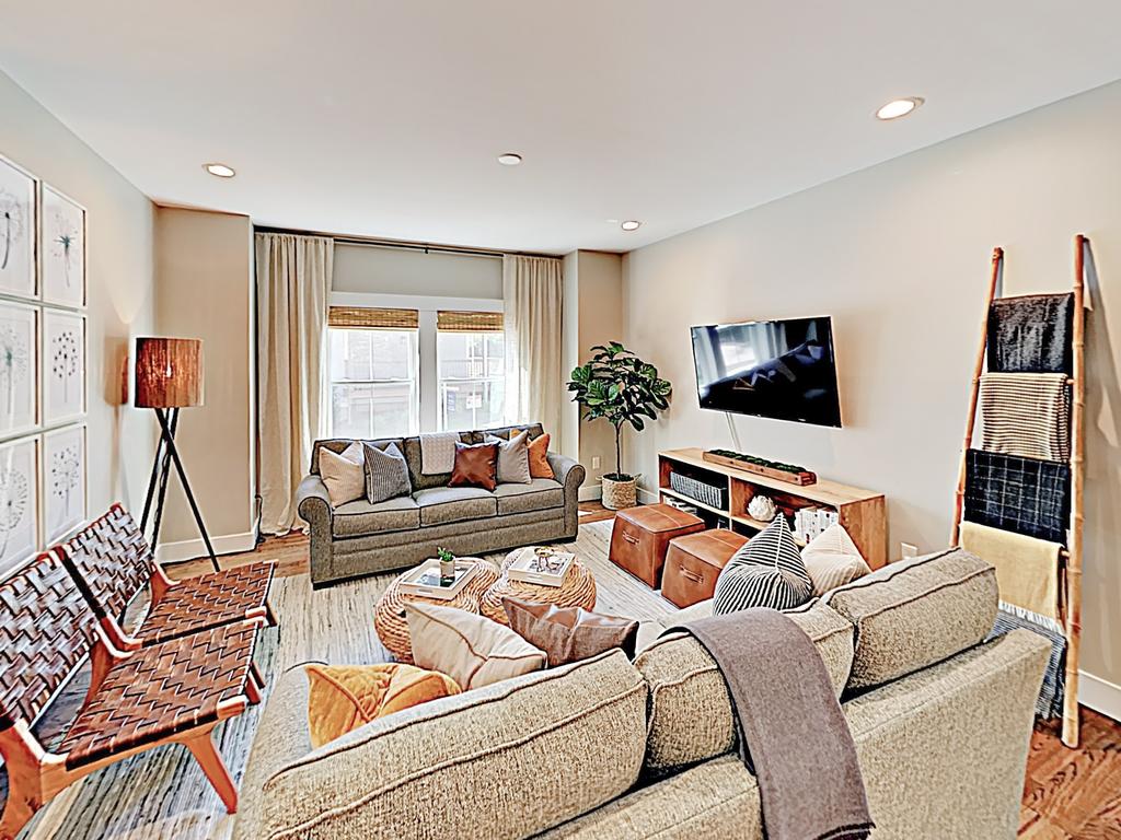 New Listing! Weavervilla: A Modern Lake Louise Gem Home - thumb 2