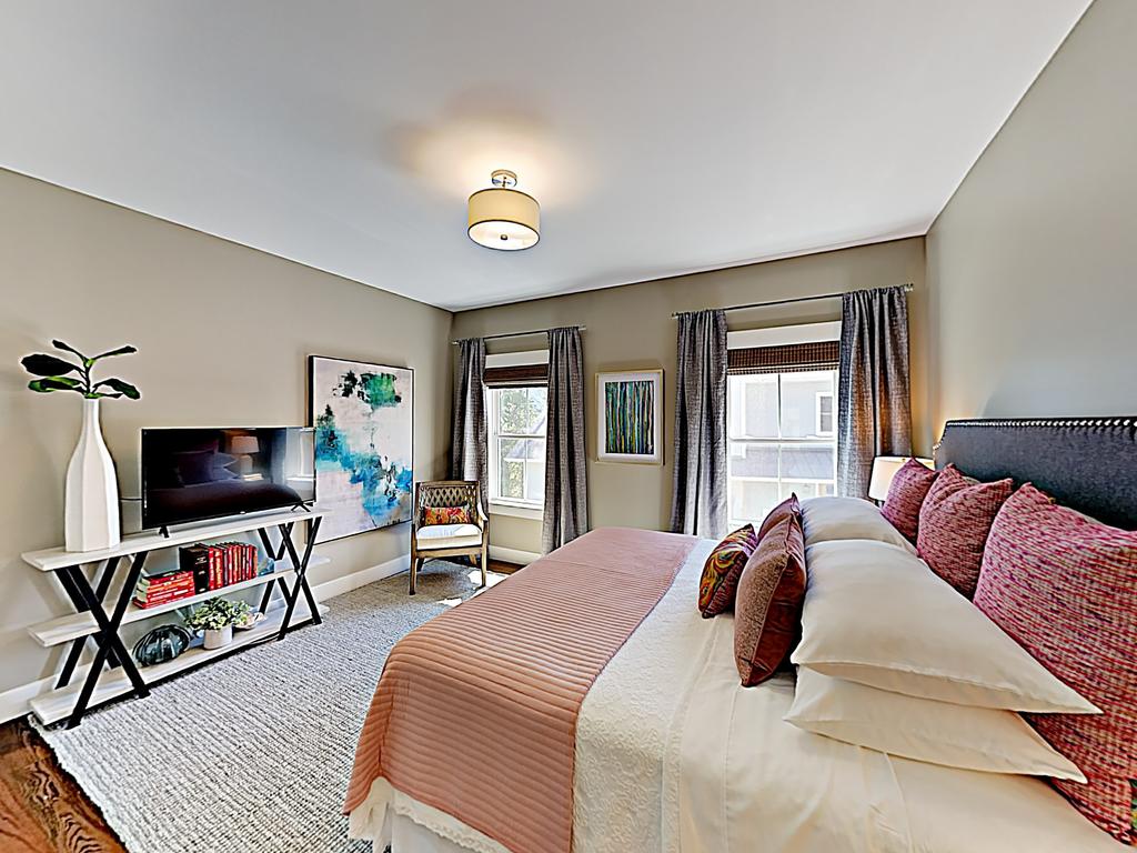 New Listing! Weavervilla: A Modern Lake Louise Gem Home - thumb 1