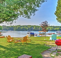 NEW Bright 4BR Plymouth Cottage on Crystal Lake - USA Accommodation