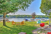 NEW Bright 4BR Plymouth Cottage on Crystal Lake USA Accommodation