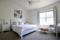 Oaks Modern  Comfy Condo in the Perfect Location Tourism Bookings