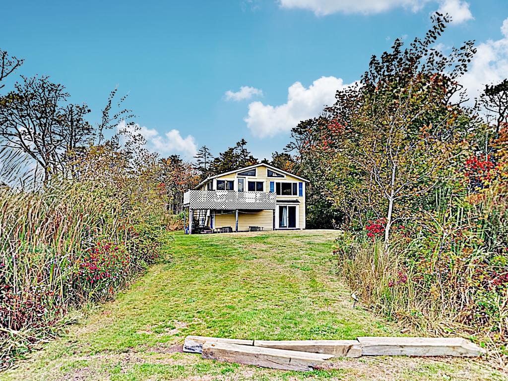 Ocean-View Sunrise Cottage - Steps To Beach Cottage - thumb 0