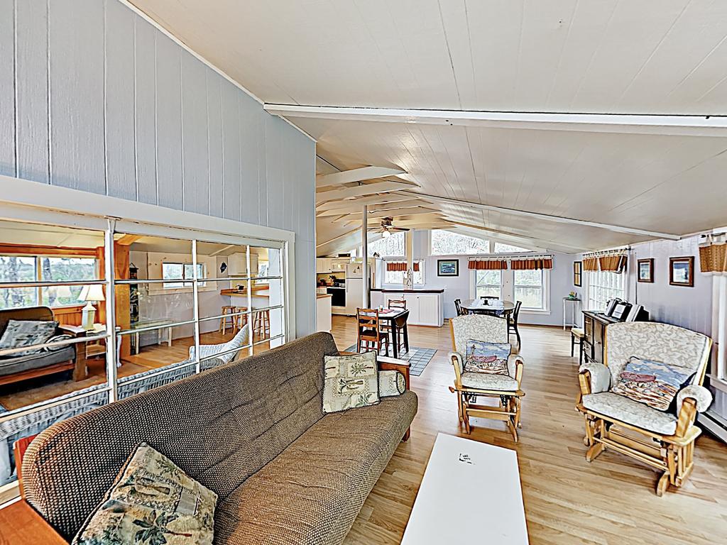 Ocean-View Sunrise Cottage - Steps To Beach Cottage - thumb 2