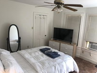 One bedroom in a shared half double house USA Accommodation