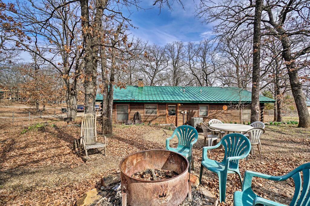 Peaceful 'Hidden Oaks' Real Log Home - Walk To Lake - thumb 0