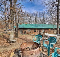 Peaceful 'Hidden Oaks' Real Log Home - Walk to Lake - Hotels Santiago