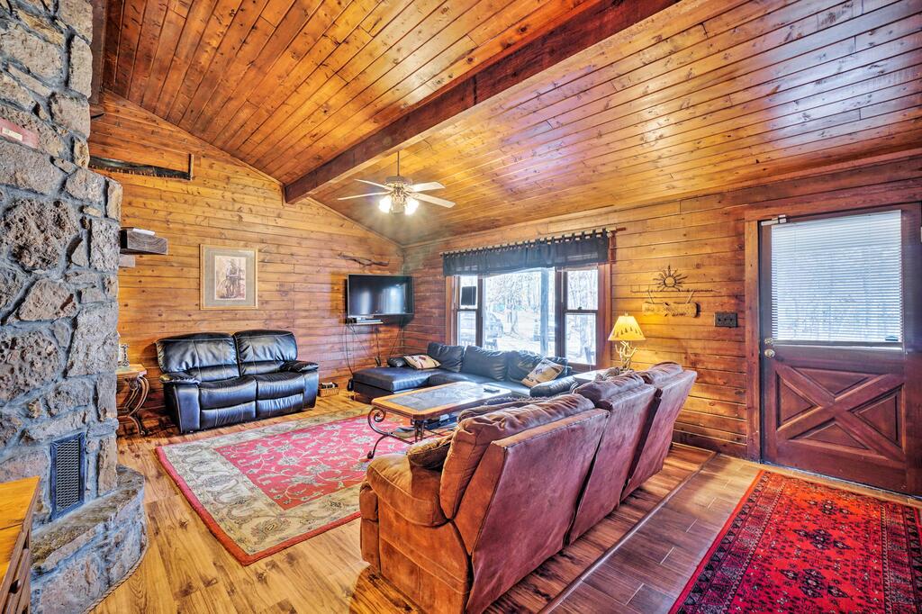 Peaceful 'Hidden Oaks' Real Log Home - Walk To Lake - thumb 3