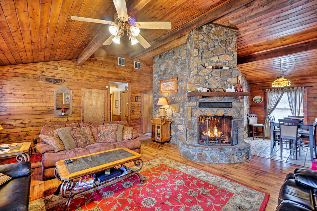 Peaceful 'Hidden Oaks' Real Log Home - Walk To Lake - thumb 1