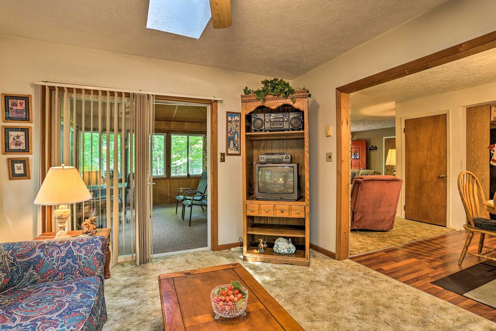 Pleasant Poconos Retreat - Walk To Locust Lake - thumb 0