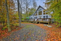 Pocono Lake Home in Resort Community with Hot Tub Tourism Bookings