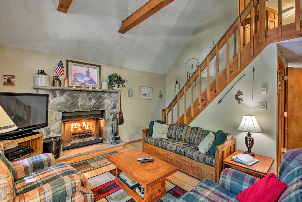 Pocono Lake Home W/Hot Tub + Comm. Amenities! - thumb 3