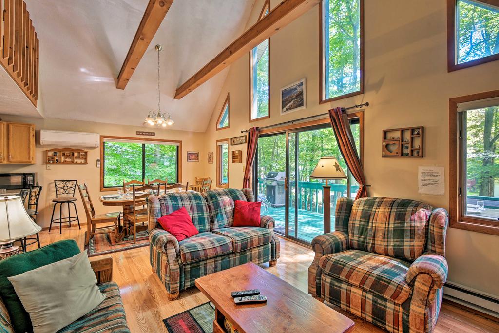 Pocono Lake Home W/Hot Tub + Comm. Amenities! - thumb 1