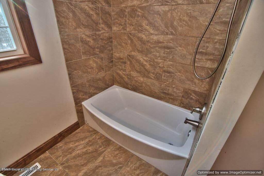 Poconos Blakeslee Luxury Home - thumb 3