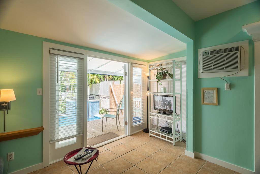 Poolside Paradise - thumb 3