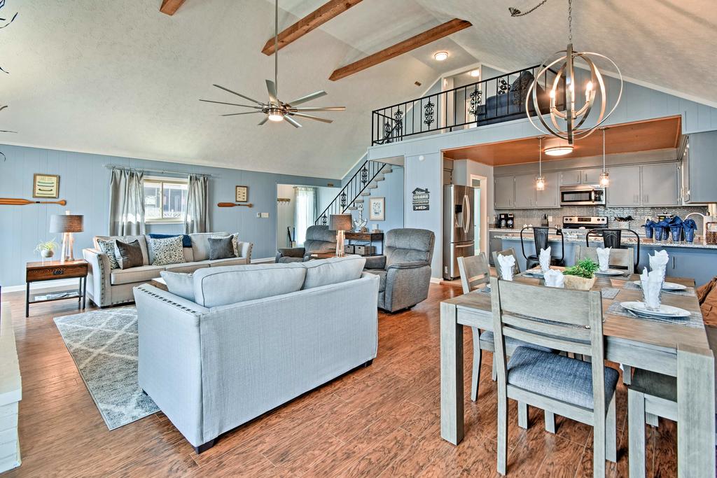 Pristine Lake Barkley Escape With Deck, Porch & Bar! - thumb 1